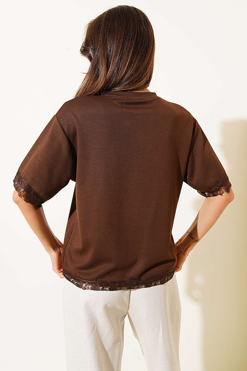 https://cdn.pazarium.com.tr/kol-ve-etek-ucu-dantelli-t-shirt-kahve-781953-19-B.jpg