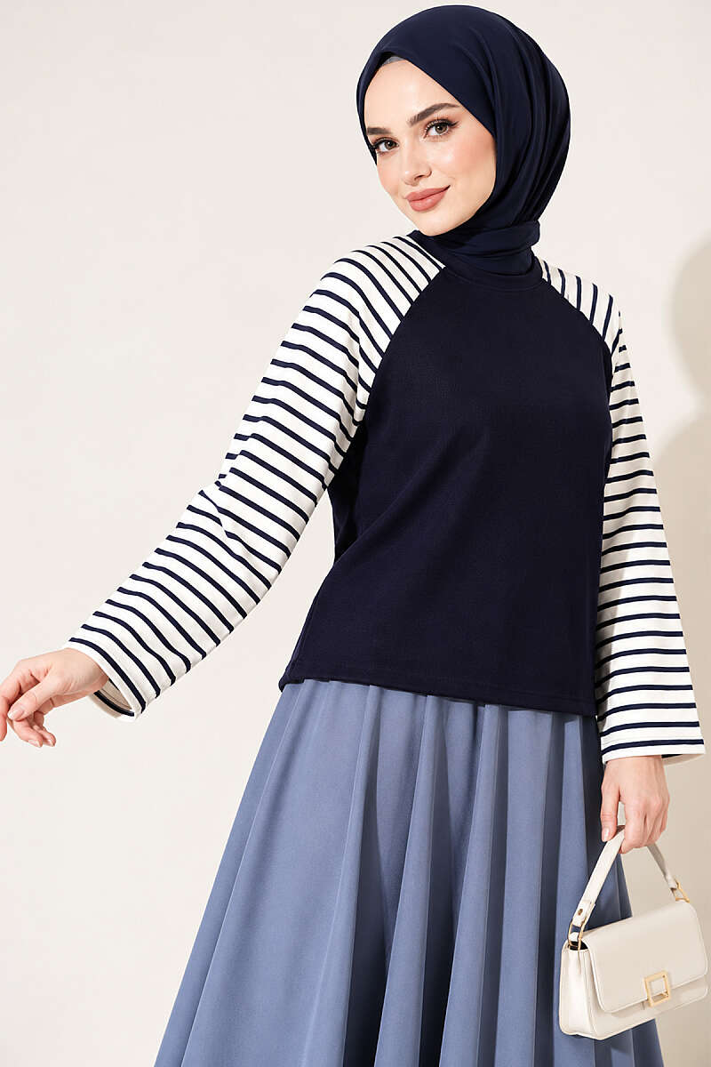 https://cdn.pazarium.com.tr/kollari-cizgili-basic-sweatshirt-lacivert-841241-20-B.jpg