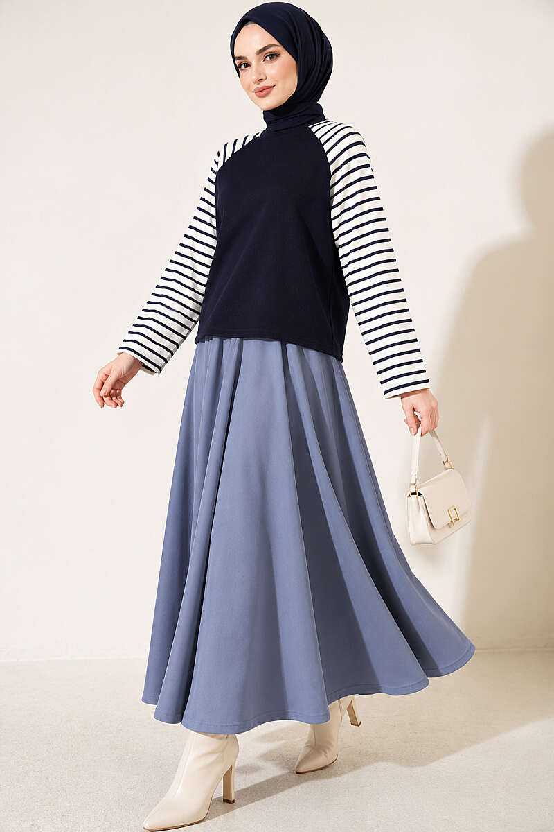 https://cdn.pazarium.com.tr/kollari-cizgili-basic-sweatshirt-lacivert-841242-20-B.jpg