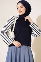https://cdn.pazarium.com.tr/kollari-cizgili-basic-sweatshirt-lacivert-841243-20-B.jpg