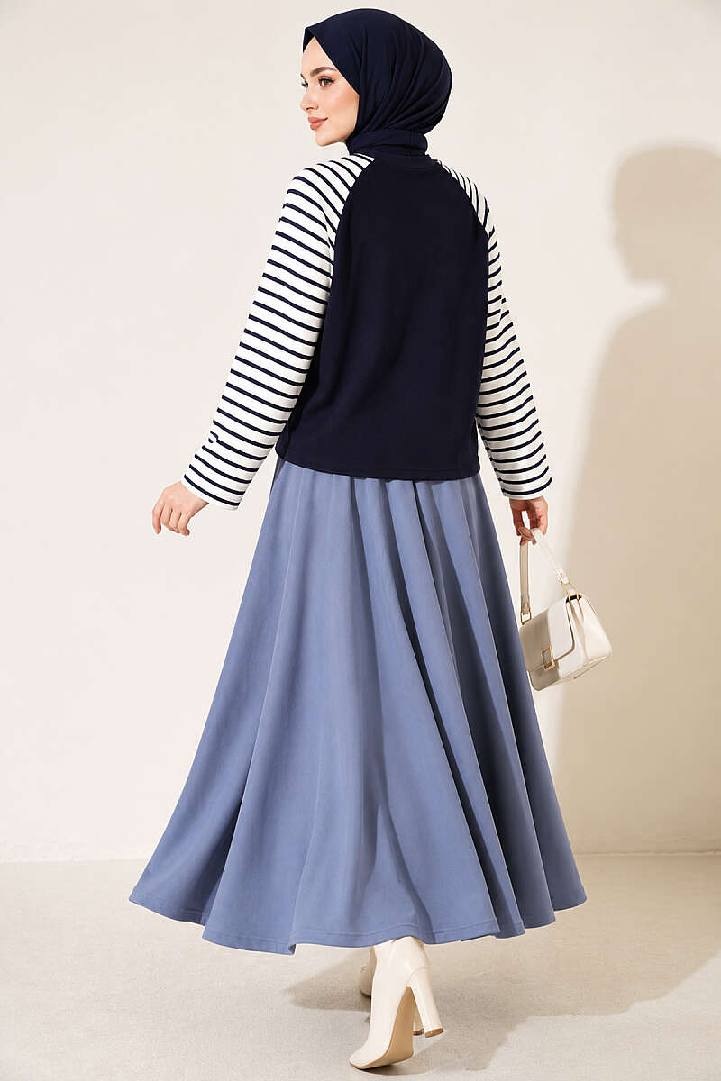 https://cdn.pazarium.com.tr/kollari-cizgili-basic-sweatshirt-lacivert-841244-20-B.jpg