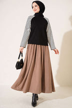 https://cdn.pazarium.com.tr/kollari-cizgili-basic-sweatshirt-siyah-841238-20-B.jpg