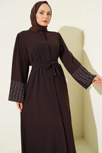 https://cdn.pazarium.com.tr/kollari-inci-suslemeli-abaya-kahve-799163-19-B.jpg