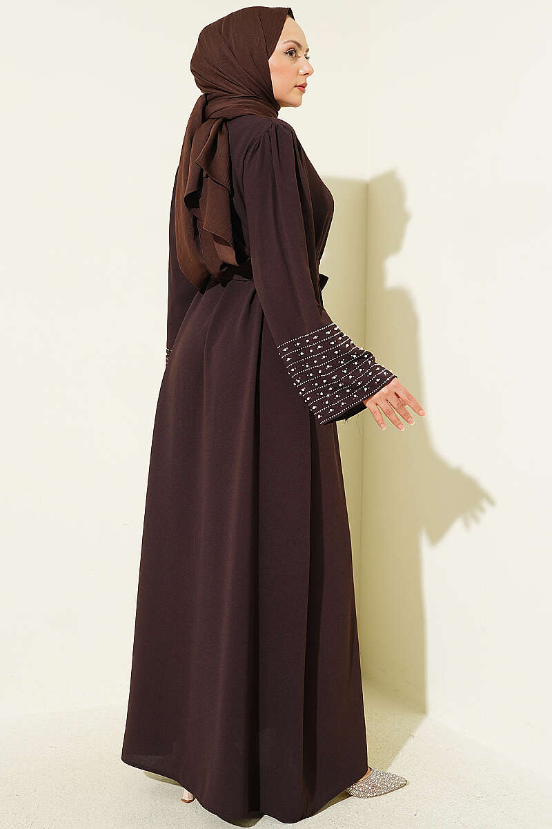 https://cdn.pazarium.com.tr/kollari-inci-suslemeli-abaya-kahve-799166-19-B.jpg