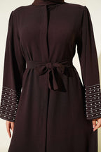 https://cdn.pazarium.com.tr/kollari-inci-suslemeli-abaya-kahve-799168-19-B.jpg
