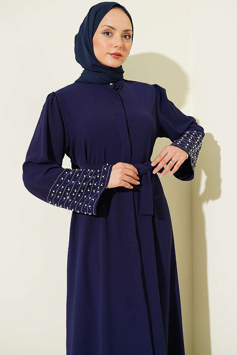 https://cdn.pazarium.com.tr/kollari-inci-suslemeli-abaya-lacivert-799159-19-B.jpg