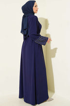 https://cdn.pazarium.com.tr/kollari-inci-suslemeli-abaya-lacivert-799162-19-B.jpg