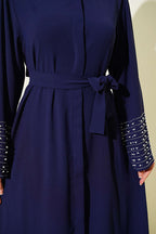 https://cdn.pazarium.com.tr/kollari-inci-suslemeli-abaya-lacivert-799165-19-B.jpg