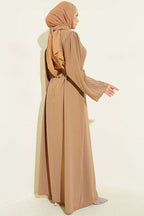 https://cdn.pazarium.com.tr/kollari-inci-suslemeli-abaya-latte-799164-19-B.jpg