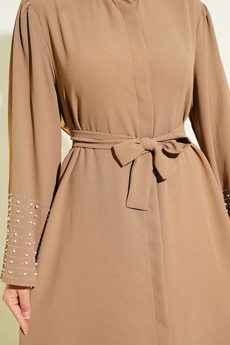 https://cdn.pazarium.com.tr/kollari-inci-suslemeli-abaya-latte-799170-19-B.jpg