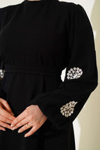 Kolları Nakışlı Kuşaklı Elbise
