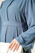 https://cdn.pazarium.com.tr/kollari-pul-nakisli-krep-abaya-kayrak-grisi-806713-19-B.jpg