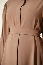 https://cdn.pazarium.com.tr/kollari-pul-nakisli-krep-abaya-latte-806717-19-B.jpg