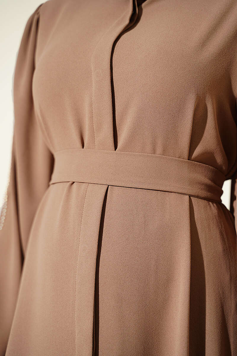 https://cdn.pazarium.com.tr/kollari-pul-nakisli-krep-abaya-latte-806717-19-B.jpg