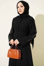 https://cdn.pazarium.com.tr/kollari-pul-nakisli-krep-abaya-siyah-806719-19-B.jpg