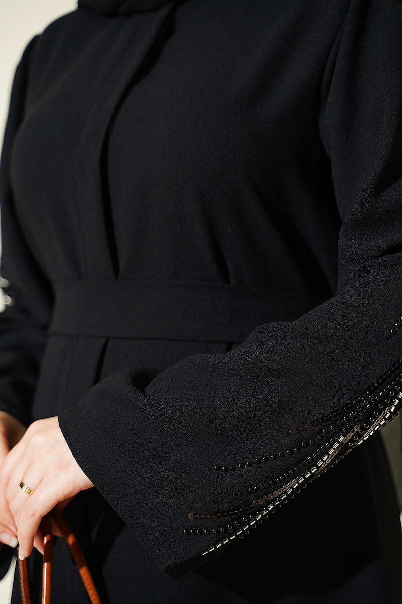 https://cdn.pazarium.com.tr/kollari-pul-nakisli-krep-abaya-siyah-806721-19-B.jpg