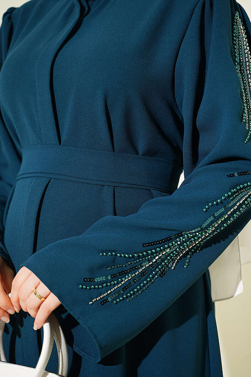 https://cdn.pazarium.com.tr/kollari-pul-nakisli-krep-abaya-zumrut-806725-19-B.jpg