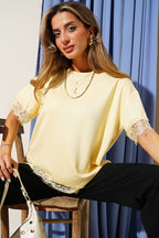 https://cdn.pazarium.com.tr/kollari-ve-etegi-dantelli-t-shirt-sari-800101-19-B.jpg