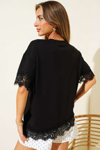 https://cdn.pazarium.com.tr/kollari-ve-etegi-dantelli-t-shirt-siyah-800372-19-B.jpg