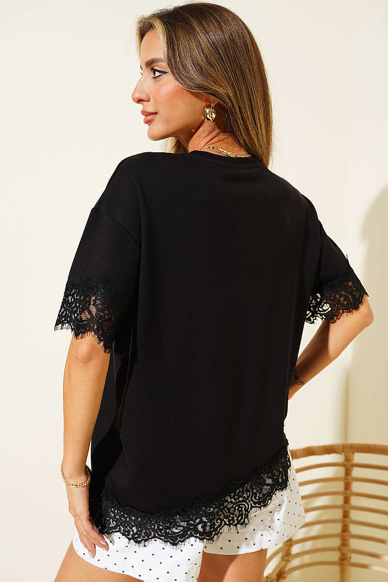 https://cdn.pazarium.com.tr/kollari-ve-etegi-dantelli-t-shirt-siyah-800372-19-B.jpg