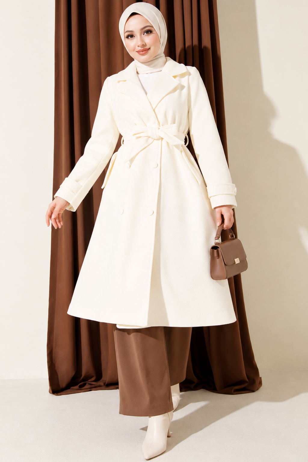 Abrigo Beige de Largo Total con Botones y Cuello Cruzado