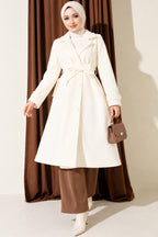 Abrigo Beige de Largo Total con Botones y Cuello Cruzado