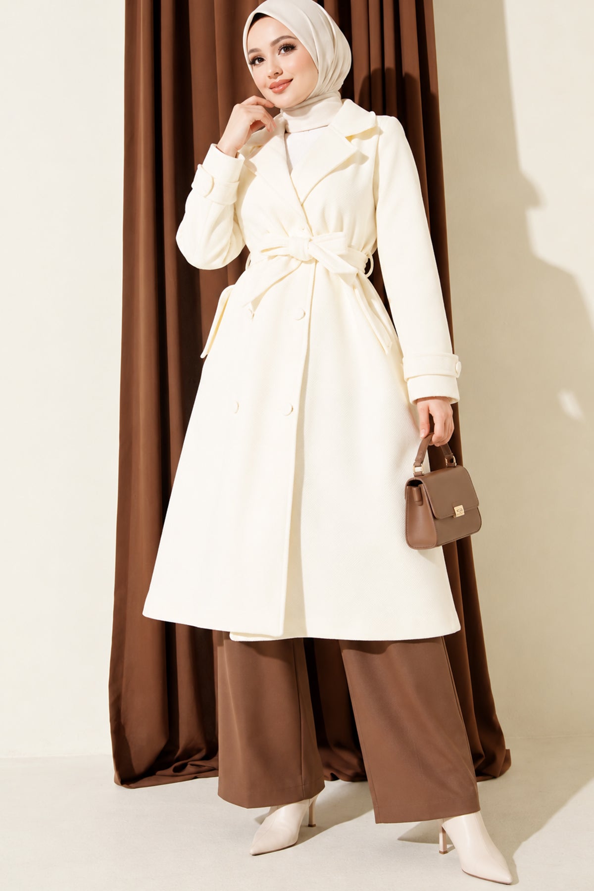 Abrigo Beige de Largo Total con Botones y Cuello Cruzado