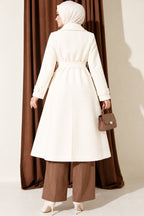 Abrigo Beige de Largo Total con Botones y Cuello Cruzado