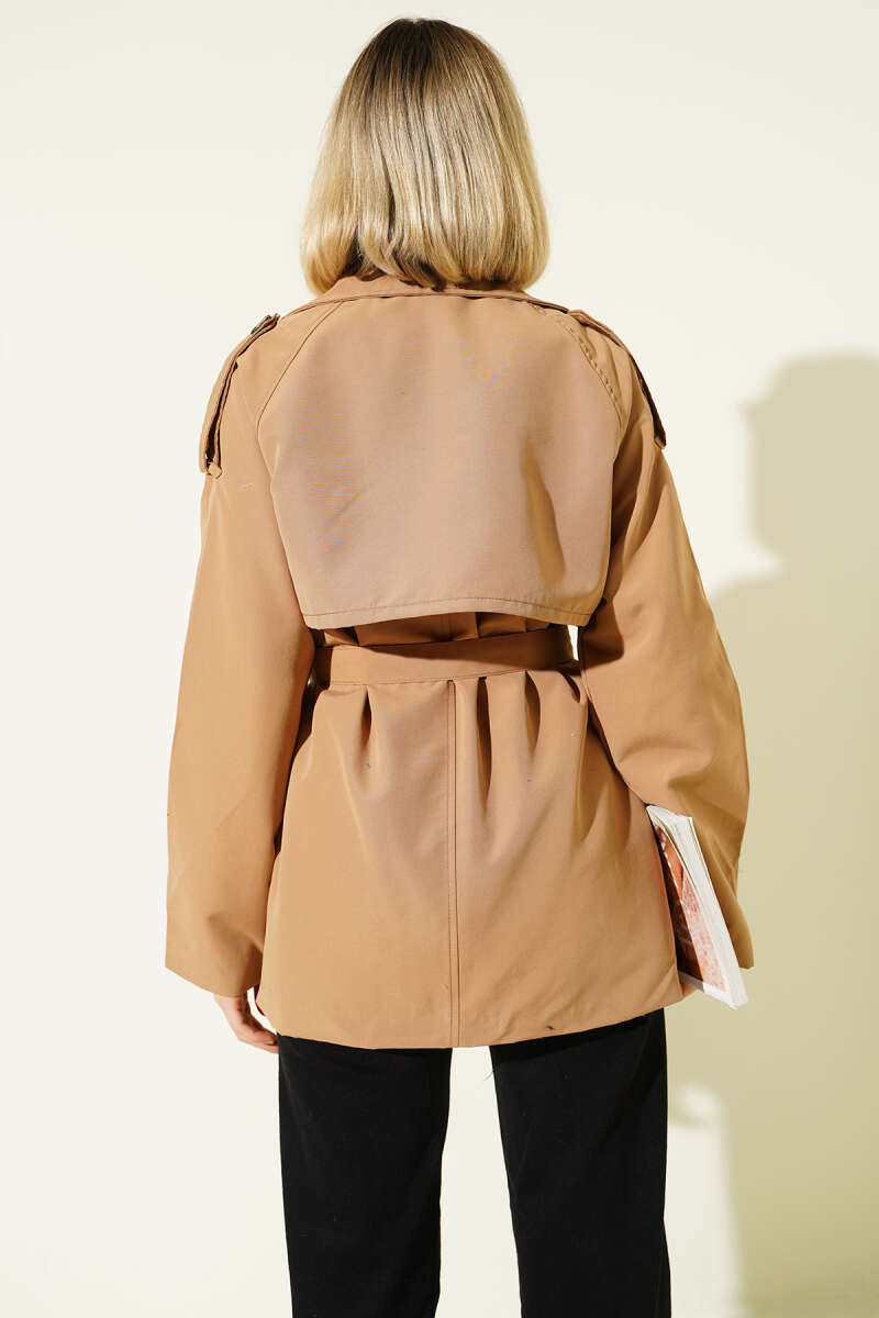 https://cdn.pazarium.com.tr/kruvaze-kemerli-kisa-trenckot-camel-691588-16-B.jpg