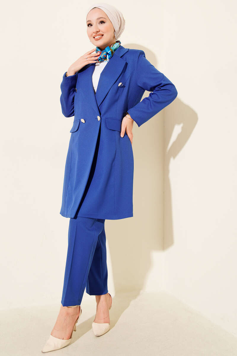 https://cdn.pazarium.com.tr/kruvaze-yaka-blazer-ceketli-ikili-takim-saks-699855-16-B.jpg