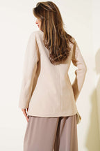 https://cdn.pazarium.com.tr/kruvaze-yaka-dort-dugmeli-blazer-ceket-bej-665383-16-B.jpg