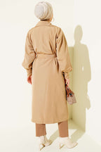 https://cdn.pazarium.com.tr/kruvaze-yaka-kusak-detayli-trenckot-camel-707084-17-B.jpg