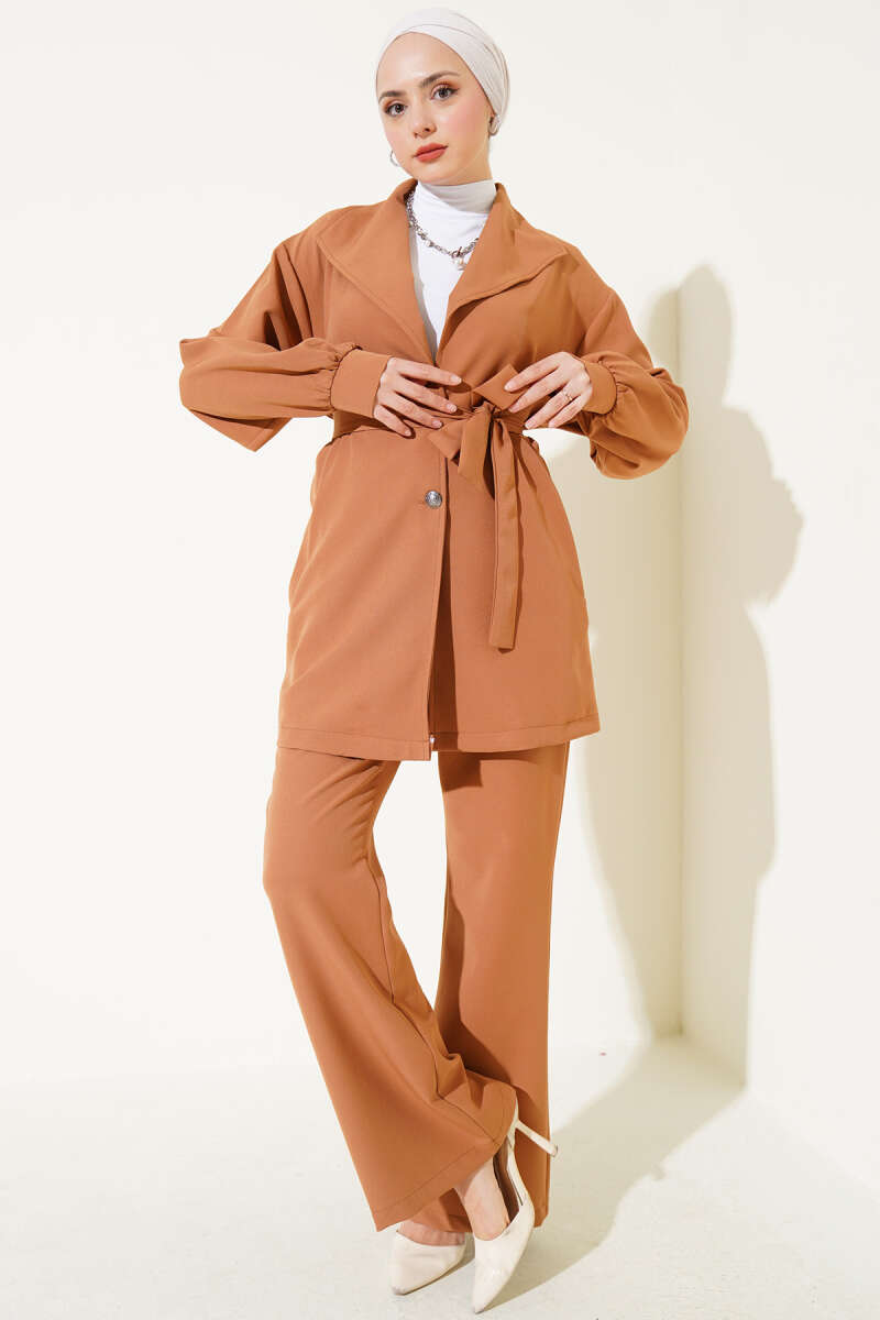 https://cdn.pazarium.com.tr/kruvaze-yaka-kusakli-ikili-takim-camel-584497-13-B.jpg