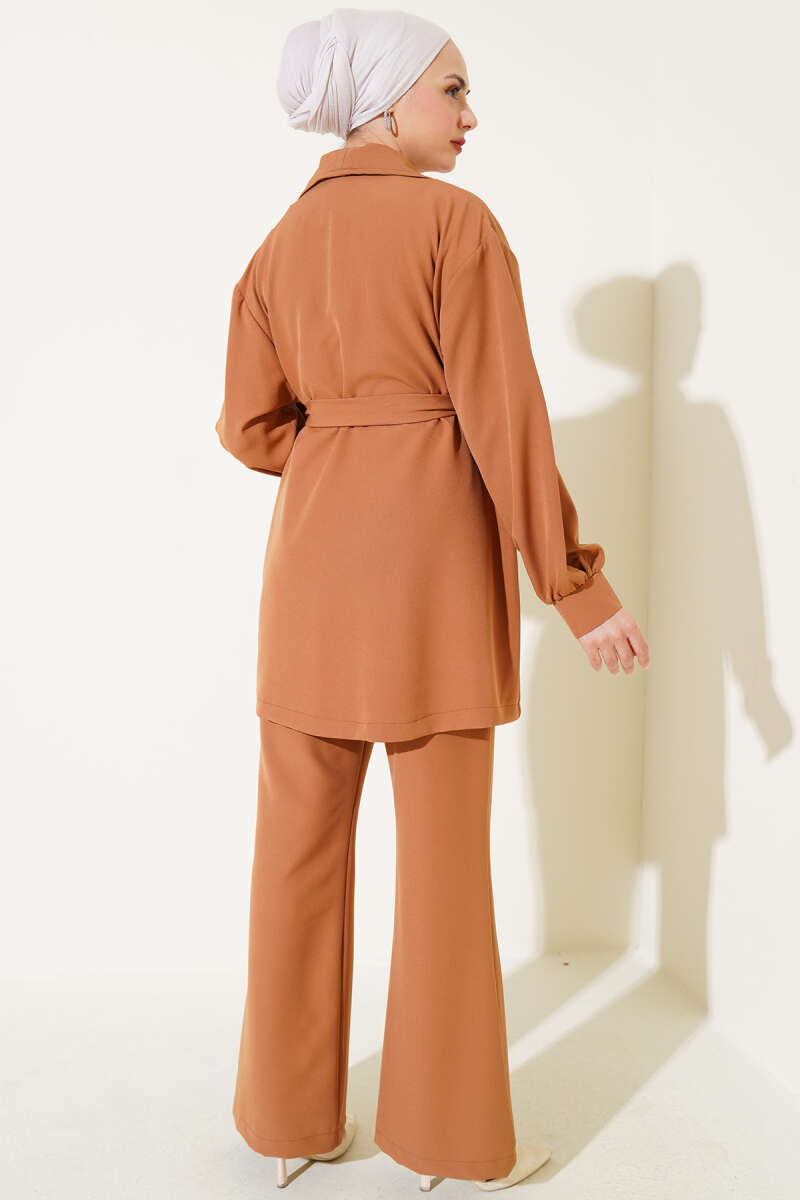 https://cdn.pazarium.com.tr/kruvaze-yaka-kusakli-ikili-takim-camel-584500-13-B.jpg