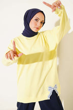 https://cdn.pazarium.com.tr/kurdele-detayli-bisiklet-yaka-tunik-sari-809067-20-B.jpg