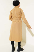 https://cdn.pazarium.com.tr/kusakli-dugmeli-kruvaze-yaka-trenckot-camel-577077-13-B.jpg
