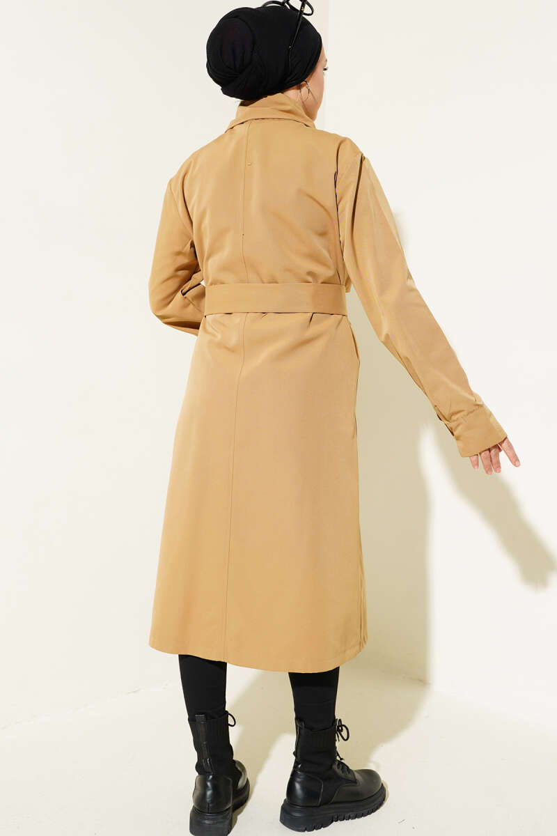 https://cdn.pazarium.com.tr/kusakli-dugmeli-kruvaze-yaka-trenckot-camel-577077-13-B.jpg