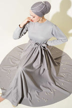 Garniertes Mevlana-Kleid mit Gürtel