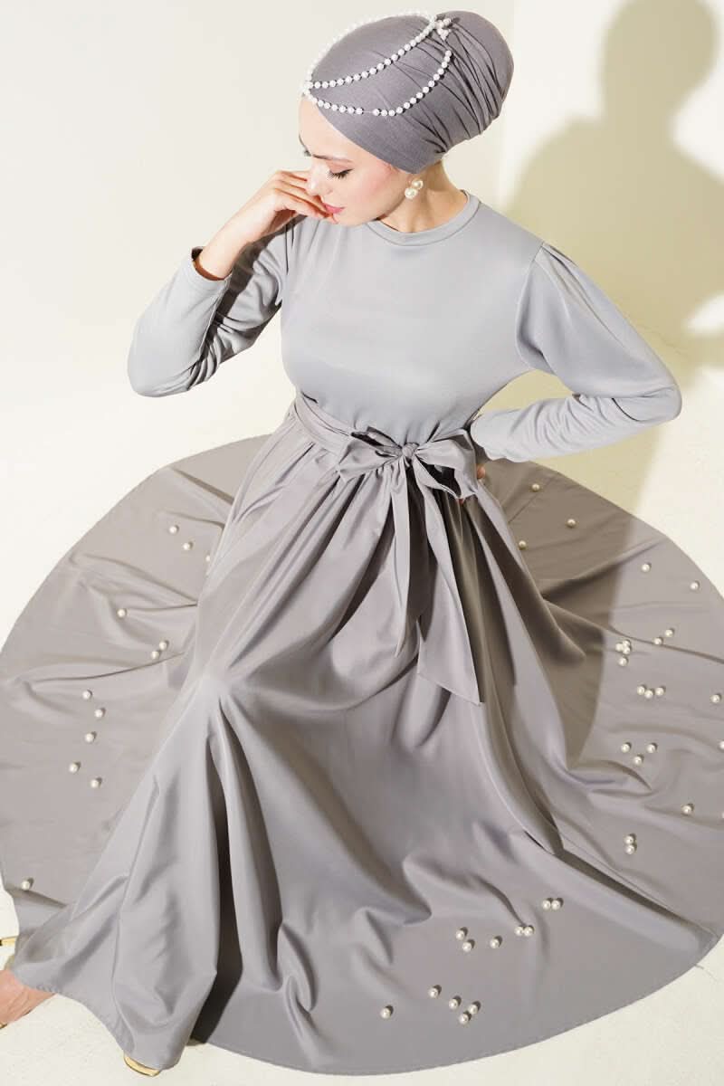 Garniertes Mevlana-Kleid mit Gürtel