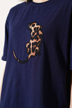 https://cdn.pazarium.com.tr/leopar-baskili-basic-t-shirt-lacivert-608288-14-B.jpg