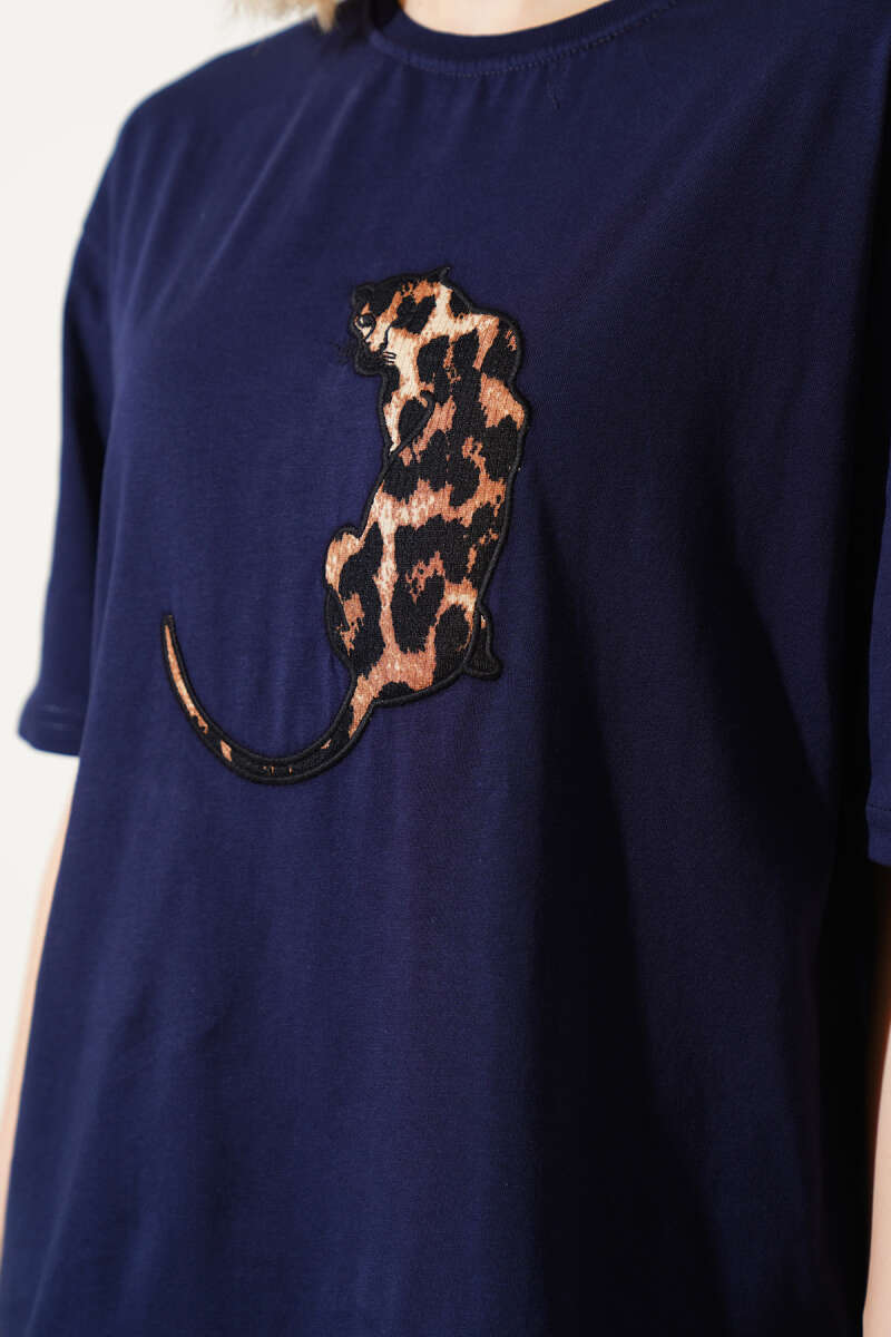 https://cdn.pazarium.com.tr/leopar-baskili-basic-t-shirt-lacivert-608288-14-B.jpg