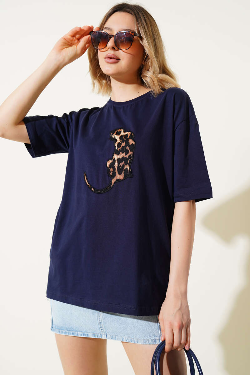 https://cdn.pazarium.com.tr/leopar-baskili-basic-t-shirt-lacivert-608289-14-B.jpg