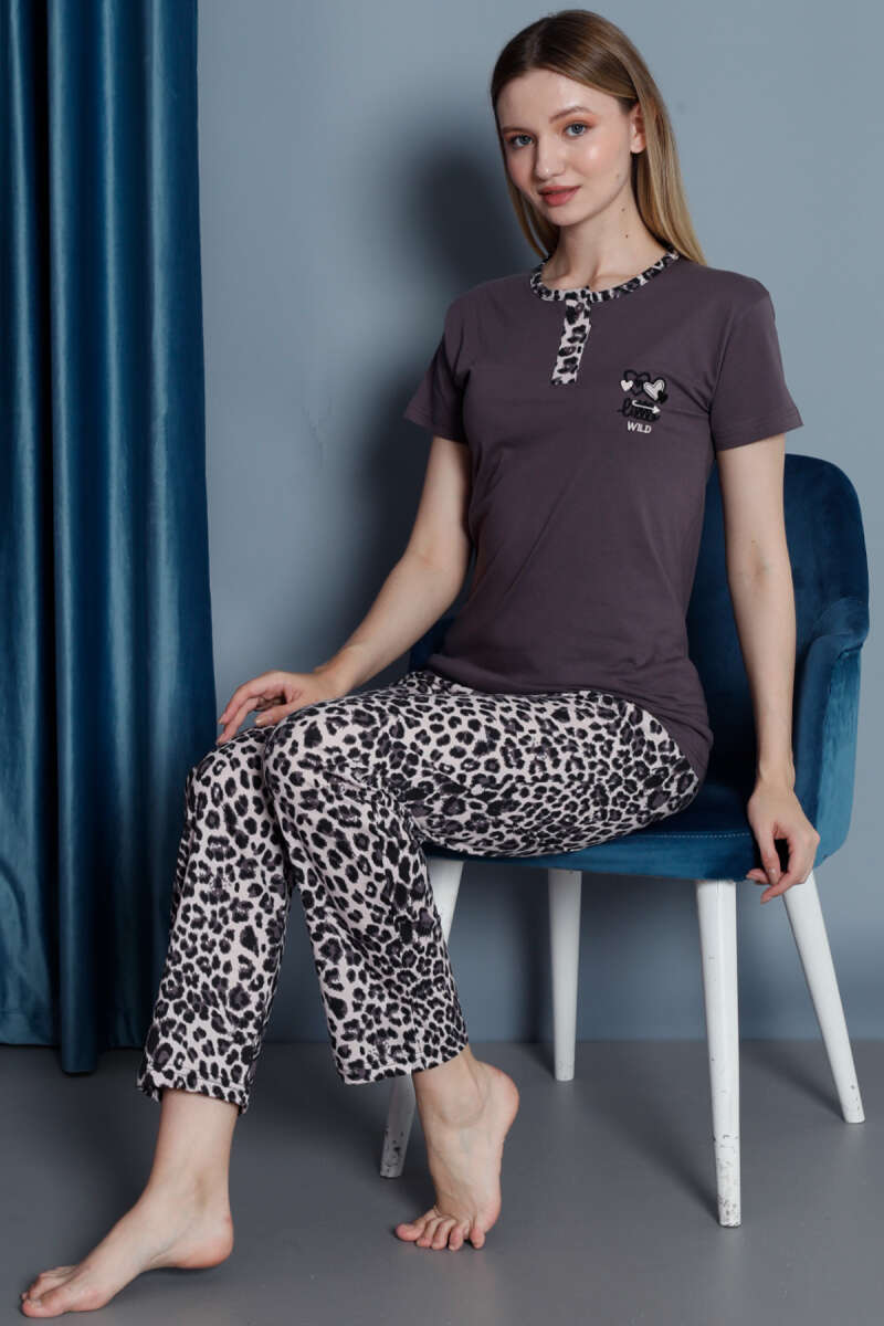 https://cdn.pazarium.com.tr/leopar-desen-kisa-kol-pijama-takimi-burgonya-517650-12-B.jpg