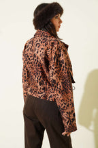 https://cdn.pazarium.com.tr/leopar-desen-tunelli-kisa-ceket-leopar-723630-13-B.jpg