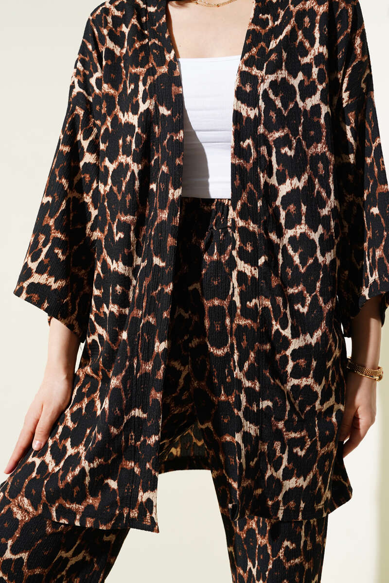 https://cdn.pazarium.com.tr/leopar-desenli-burumcuk-kimono-ikili-takim-leopar-613841-14-B.jpg