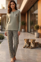 https://cdn.pazarium.com.tr/leopar-desenli-dugmeli-kadin-pijama-takimi-cagla-yesili-840489-20-B.jpg