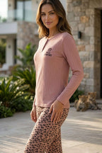 https://cdn.pazarium.com.tr/leopar-desenli-dugmeli-kadin-pijama-takimi-gul-kurusu-840491-20-B.jpg