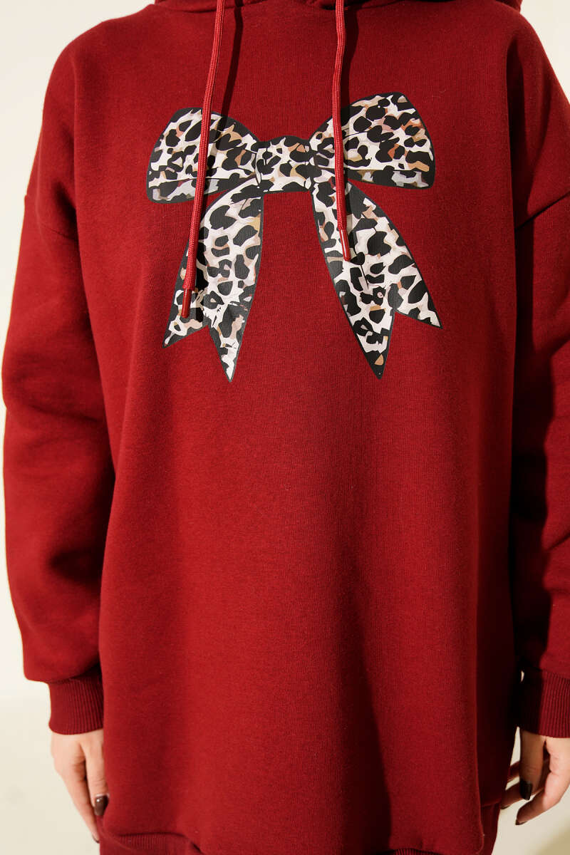 https://cdn.pazarium.com.tr/leopar-kurdele-baskili-uc-iplik-sweatshirt-bordo-712944-17-B.jpg