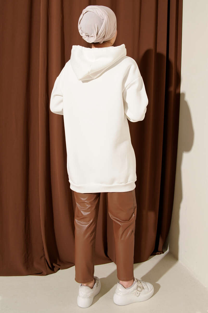 https://cdn.pazarium.com.tr/leopar-kurdele-baskili-uc-iplik-sweatshirt-ekru-713541-17-B.jpg