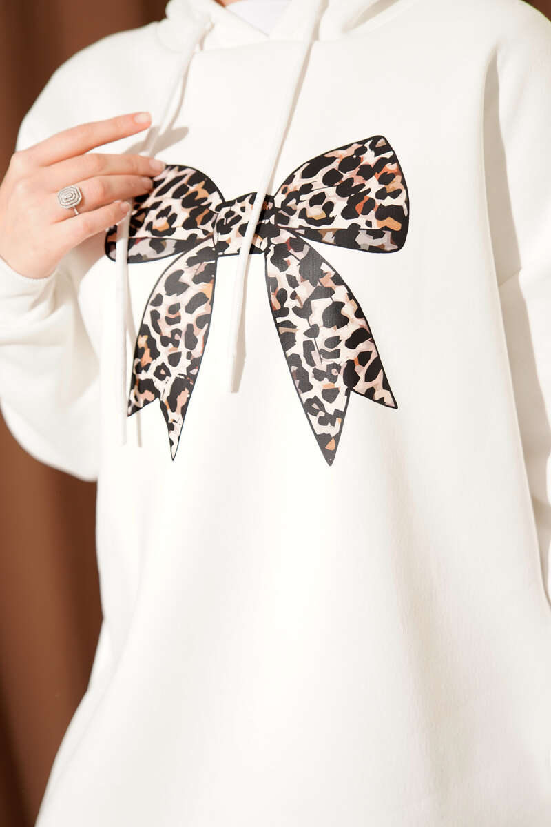 https://cdn.pazarium.com.tr/leopar-kurdele-baskili-uc-iplik-sweatshirt-ekru-713542-17-B.jpg
